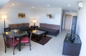 a living room with a couch and a table at Parque Mourabel, Oásis Village & Pé do Lago in Vilamoura