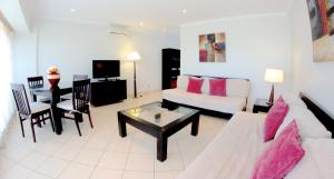 a living room with a couch and a table at Parque Mourabel, Oásis Village & Pé do Lago in Vilamoura
