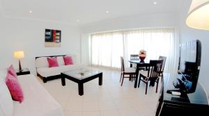 a living room with a couch and a table at Parque Mourabel, Oásis Village & Pé do Lago in Vilamoura
