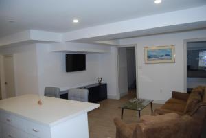 TV a/nebo společenská místnost v ubytování Modern 2-BR Basement Apartment