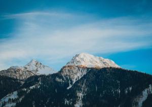 Ein allgemeiner Bergblick oder ein Berglick von des Chalets aus