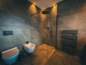 Ein Badezimmer in der Unterkunft Chalet Astra, Whirlpool & Sauna