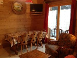 a dining room with a table and chairs at Le Chalet de La Pat in Hauteluce