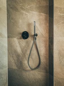 eine Dusche im Bad mit Duschkopf in der Unterkunft Chalet Astra, Whirlpool & Sauna in St. Pankraz