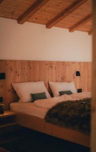 Ein Bett oder Betten in einem Zimmer der Unterkunft Chalet Astra, Whirlpool & Sauna