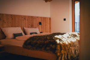 ein Schlafzimmer mit einem Bett mit einer Pelzmütze darauf in der Unterkunft Chalet Astra, Whirlpool & Sauna in St. Pankraz