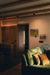 Ein Sitzbereich in der Unterkunft Chalet Astra, Whirlpool & Sauna