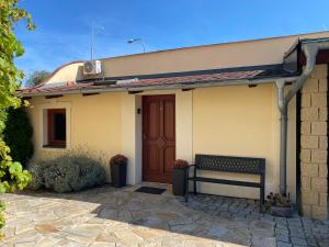 Budova, kde se apartmán nachází + 24 fotografií