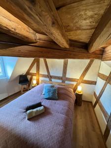 Postel nebo postele na pokoji v ubytování Gite Premium au grenier de l'Ours