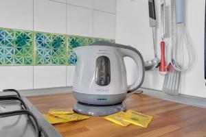 a white mixer sitting on a counter in a kitchen at Centrale e luminoso-4 persone-Metro M2 e Navigli in Milan