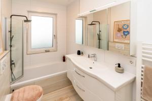 Koupelna v ubytování Alp Deluxe - Sauna, Kamin, Terrasse & Mehr + 37 fotografií