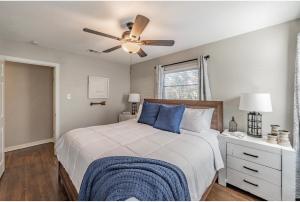 Letto o letti in una camera di KING BED, Close To DTWN, 7th Street, & All Hospitals