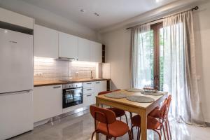 kuchnia ze stołem i krzesłami oraz oknem w obiekcie LEGAS apartments w Atenach