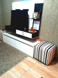 un centre de divertissement avec une télévision dessus dans l'établissement Praia Grande canto do forte, à Praia Grande