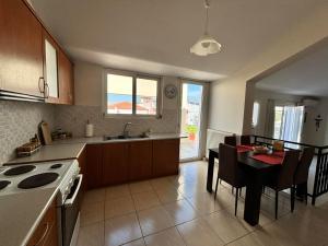 Кухня или мини-кухня в Aurora Family Loft
