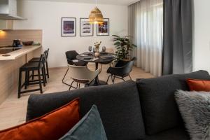 Posezení v ubytování Alp Deluxe - Sauna, Kamin, Terrasse & Mehr