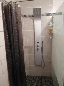 een douche met een zwart douchegordijn in de badkamer bij Maison Noyarey in Noyarey