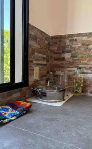 ein Badezimmer mit Waschbecken und einer Ziegelwand in der Unterkunft Apartment Casa Melodia in Chirilagua