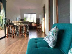 ein Wohnzimmer mit einem blauen Sofa und einem Tisch in der Unterkunft Apartment Casa Melodia in Chirilagua + 33 Fotos