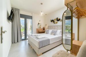 Ένα ή περισσότερα κρεβάτια σε δωμάτιο στο Mellies Suites