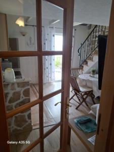 una puerta que conduce a una sala de estar con una escalera en Apartment Sunrise, en Igrane