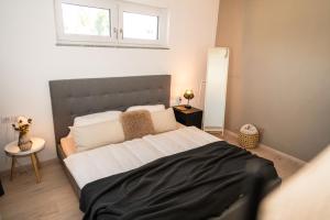 Postel nebo postele na pokoji v ubytování Alp Deluxe - Sauna, Kamin, Terrasse & Mehr