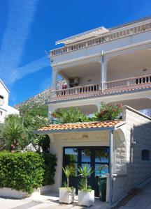 un edificio con macetas encima en Apartment Sunrise, en Igrane