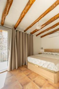 a bedroom with a bed and a window at Las Golondrinas Experiencia Rural in Quesa