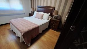 Łóżko lub łóżka w pokoju w obiekcie Apartamento AGRELO