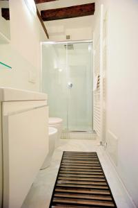 ein Bad mit einer Dusche und einem schwarz-weißen Teppich in der Unterkunft Ca' di Paolo in Venedig