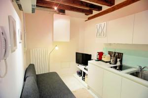 eine Küche mit Sofa und Waschbecken in einem Zimmer in der Unterkunft Ca' di Paolo in Venedig + 20 Fotos