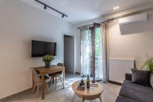 salon z kanapą i stołem w obiekcie LEGAS apartments w Atenach +36 zdjęć