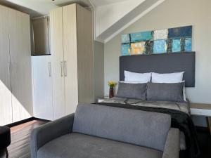 Χώρος καθιστικού στο Sandton - Japandi style 1 bedroom Loft apartment +27 φωτογραφίες