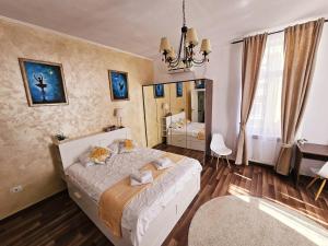 een slaapkamer met een groot bed in een kamer bij Cozy Apartment Old City Center - CAL3 in Boekarest +58 foto's