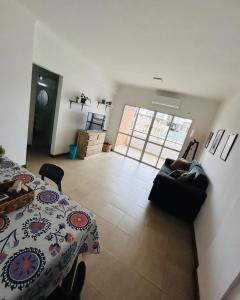 una camera da letto con un letto e un soggiorno con un divano di Departamento centrico en Resistencia a Resistencia