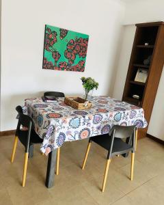 tavolo da pranzo con panno da tavola fiorito di Departamento centrico en Resistencia a Resistencia