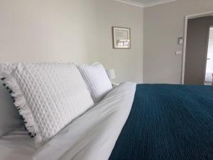 Ένα ή περισσότερα κρεβάτια σε δωμάτιο στο Spacious, Central 2bed 2bath, newly renovated gem!