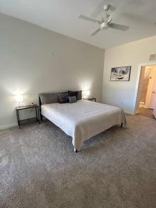 Ένα ή περισσότερα κρεβάτια σε δωμάτιο στο 1 Bedroom Studio Townhouse in Uptown Charlotte +13 φωτογραφίες