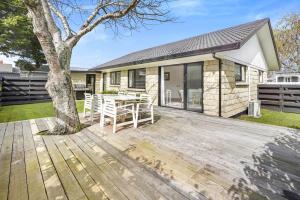 patio con tavolo e albero di Golden Grove - Cambridge Holiday Home a Cambridge
