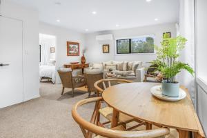 un soggiorno con tavolo e sedie di Golden Grove - Cambridge Holiday Home a Cambridge