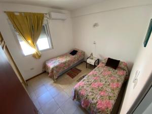Ένα ή περισσότερα κρεβάτια σε δωμάτιο στο Edificio Resistencia