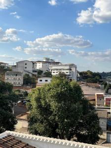 瓦拉达里斯州长市景观或在公寓看到的城市景观