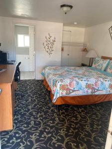 Postel nebo postele na pokoji v ubytování Holiday Motel Bend