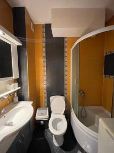 ベオグラードにあるParkview Residenceのトイレ、洗面台、浴槽を備えたバスルーム