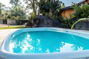Recanto da Feiticeira | Suítes incríveis com piscina内部或周边的泳池
