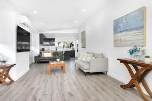 Et tv og/eller underholdning på Coastal Oasis Steps to the Water's Edge