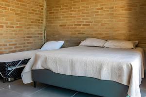 Recanto da Feiticeira | Suítes incríveis com piscina客房内的一张或多张床位