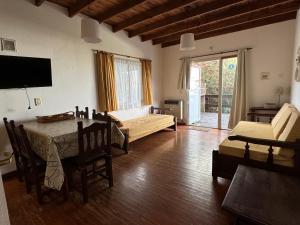 un salon avec une table et un canapé dans l'établissement Mirador del Indio, à Mar de las Pampas 67 autres photos