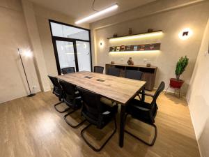 a conference room with a wooden table and chairs at La Mansion Casa Hotel in Andahuaylas +25 photos