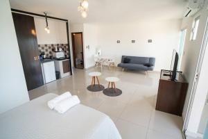 a room with a bed and a kitchen and a living room at Relajate en Moderno y Elegante Apartamento Familiar con amplio balcón, en Zona Residencial Avenida Beni in Hamacas